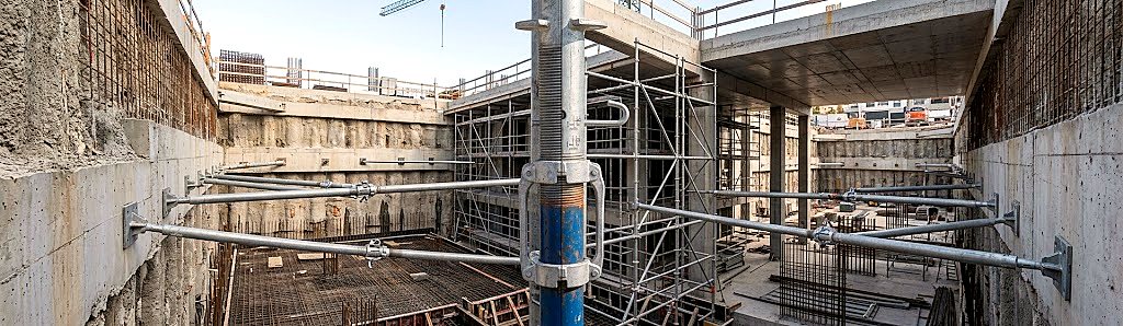 Torre de acceso instalada en excavación, con fijación al muro