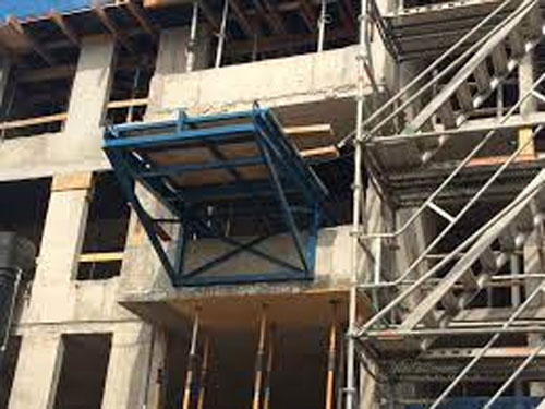 Plataforma de carga y descarga instalada en edificio en altura