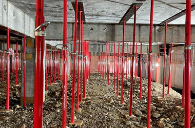 Alzaprimas metálicas instaladas como soporte de losa